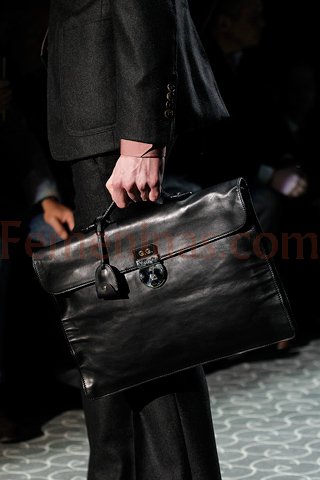 Elegante y moderno maletin de cuero negro